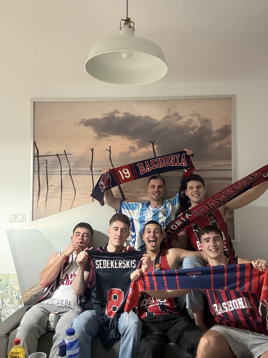 pablo_estibalez's tweet photo. Aquí 6 desgraciados ansiosos desde el viernes en calle María, Málaga! Mañana matar o morir! Atacad!

@KurucsRodions un rebote tuyo = un cubata 🤝❤️💙

#malagueta
#TeRetoEnTau https://t.co/TL9PHocu8A
