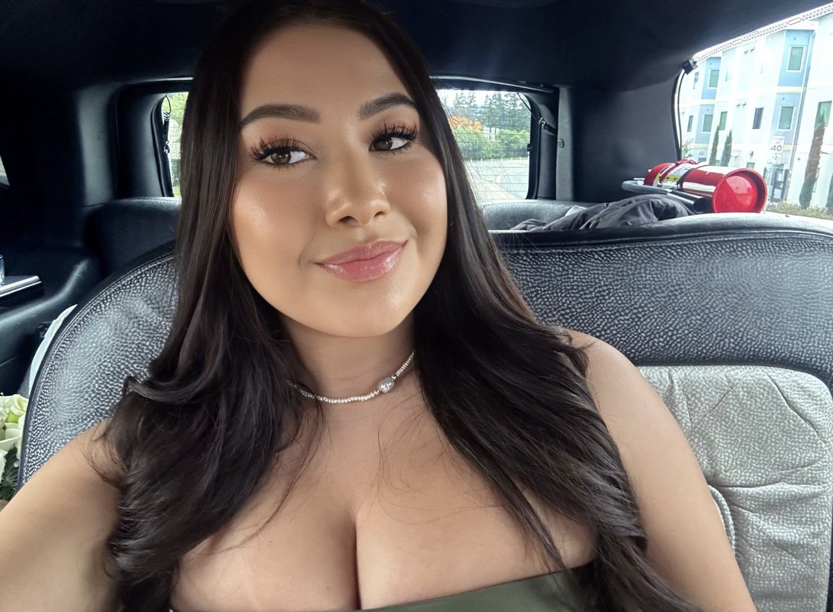 roxyjulez's tweet image. My cousin got married todayyy 💐