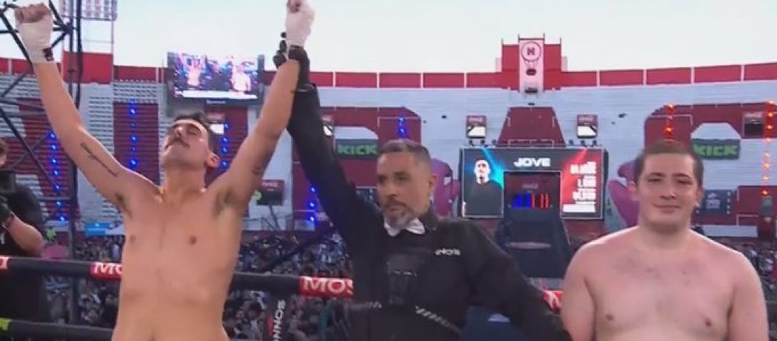 Mariano le estaba transfiriendo las trompadas a Cristina, por eso ligó tanto.

Esa sonrisa es la de un ganador. Héroe sin capa.