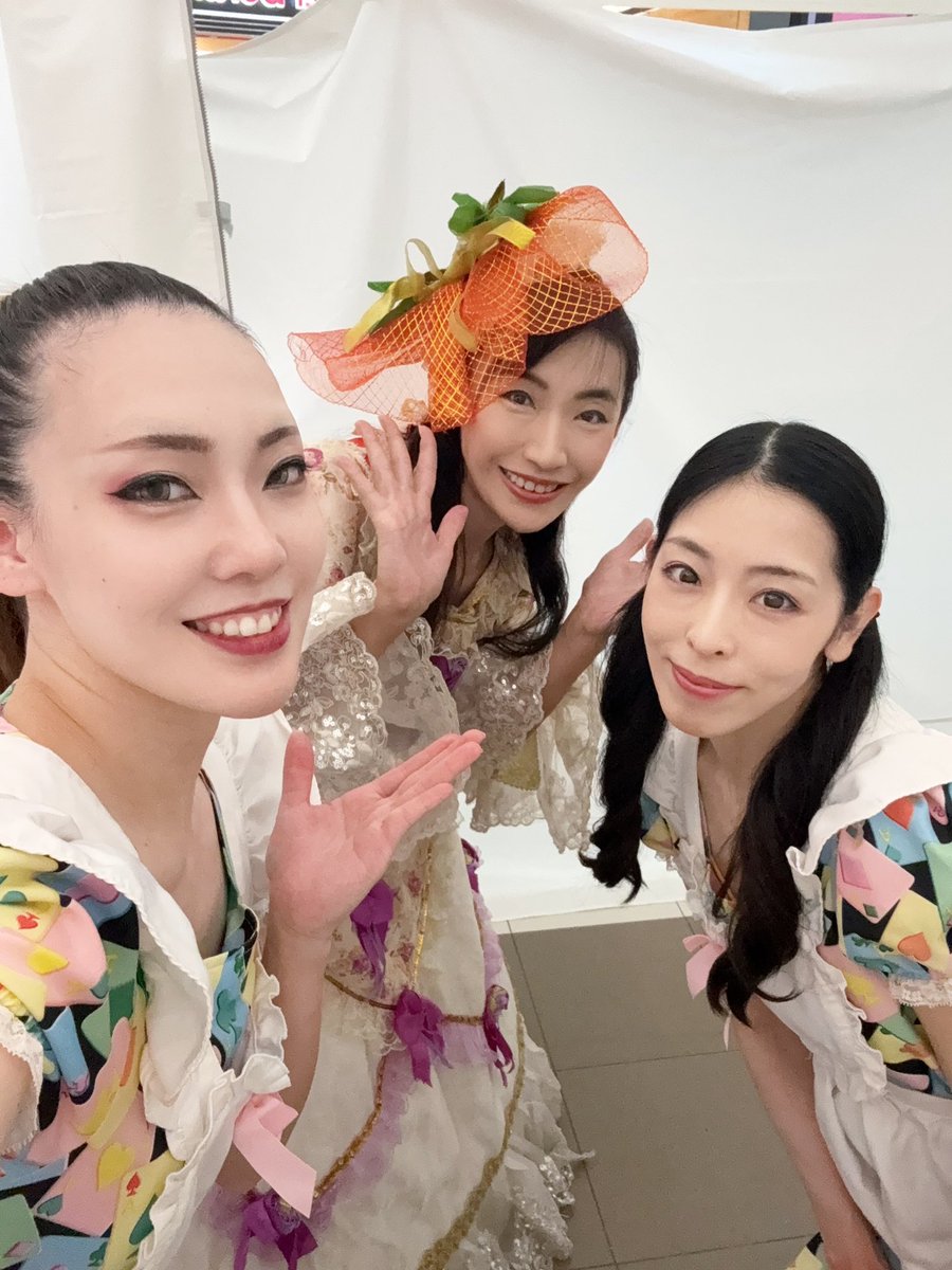KARENHASHIMOTO's tweet photo. 昨日はイオンモール浜松市野で荒木巴さんのイリュージョンマジックショーでした。

ご覧頂きました皆様、ありがとうございました。
巴さん、パフォーマーのYukaさんとお写真撮りました♡

ありがとうございました♡♡♡ https://t.co/yRQ7xz13yF