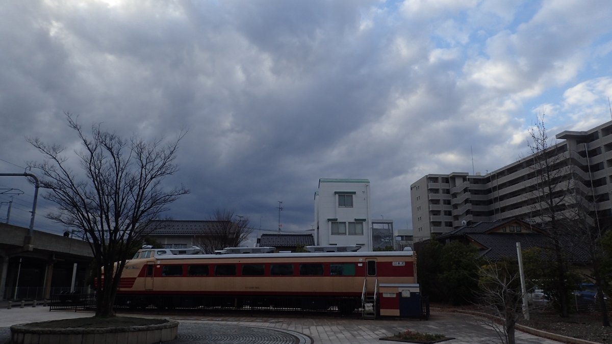 akira_science's tweet photo. みなさまおはようございます。今朝の北陸の天気は☁気温ただいま18℃😮‼季節が逆戻りした温かさです。この後天気は下り坂↘️☔️。各地🗾風が強くなり荒天になるところも💦
お出かけのみなさん、気象情報をご確認の上、お気をつけて👋
どちらさまも素敵✨な日曜日を😊
今週もよろしくお願いいたします😊 https://t.co/LXRaBx5HnK