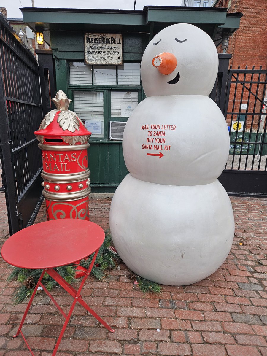 Magicpowaz's tweet photo. The winter market is marketing #Toronto https://t.co/6YWrnQWnWV