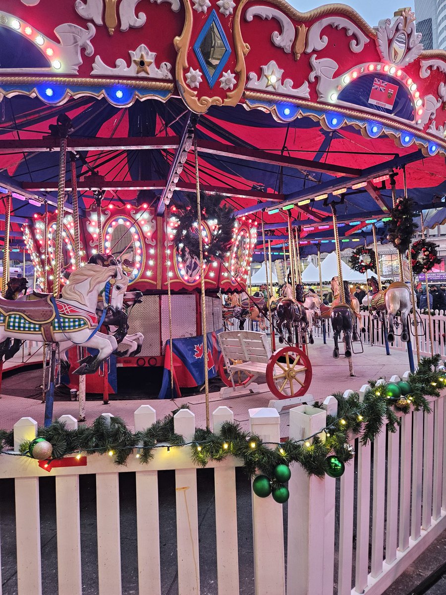 Magicpowaz's tweet photo. The winter market is marketing #Toronto https://t.co/6YWrnQWnWV