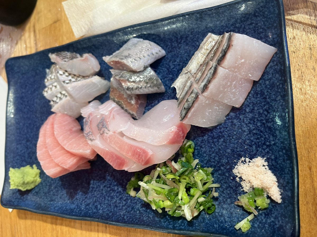 pretender0128's tweet photo. 恩師主宰の劇を観てきた。

見覚えのある恩師の教え子たちも出ていた。
学生じゃなくなると演劇をやること自体が大変だから、また芝居やってくれて嬉しかった。

今日までです。ボスチルは是非。
会場は上野からすぐなので観劇→グルメが最高！

#劇団はるあづま https://t.co/HavMZdwFWe