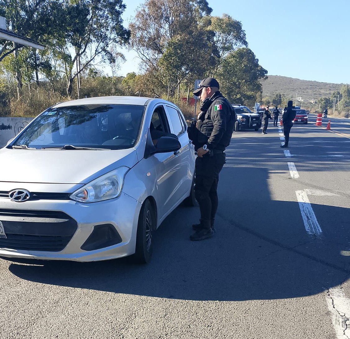 Como parte del Operativo de Acción y Respuesta de Mejora Avanzada (A.R.M.A.), la <a href="/POESQro/">POES Querétaro</a> en conjunto con <a href="/SSPMQueretaro/">@SSPMQueretaro</a> implementan puntos de observación en la Zona Norponiente de la capital con la finalidad de inhibir faltas administrativas y delitos. La seguridad de las