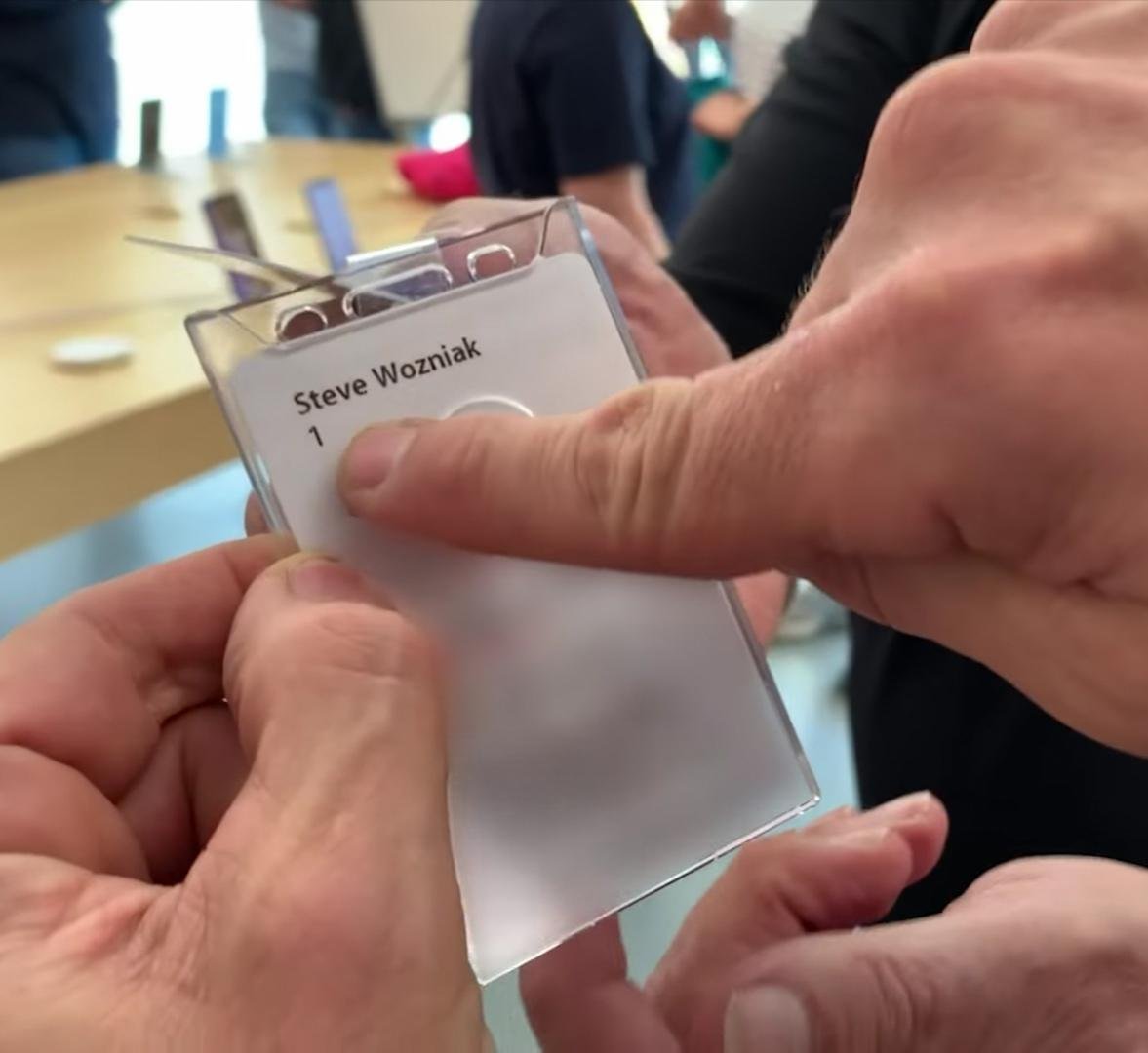 스티브 워즈니악의 애플 사원증. 애플 제품 10% 할인되는 사원증을 꺼냈을때 사진. 사원번호는 1번이고 1985년 퇴사 후 지금까지  상징적인 적은 급여를 계속 받고있다함