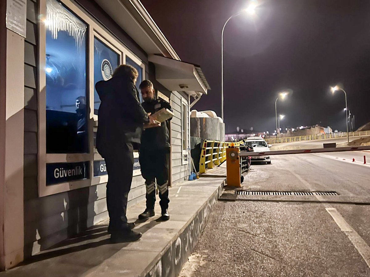 Yılın en uzun gecesini, gönül sıcaklığımızla aydınlatmak istedik.

21 Aralık’ta, bizler evlerimizdeyken şehrin huzuru ve düzeni için fedakârca çalışan büyüklerimizi, abilerimizi unutmadık. Onlara çayımızla ısınacakları bir an, tatlımızla bir tebessüm götürdük. Bir bardak çayın