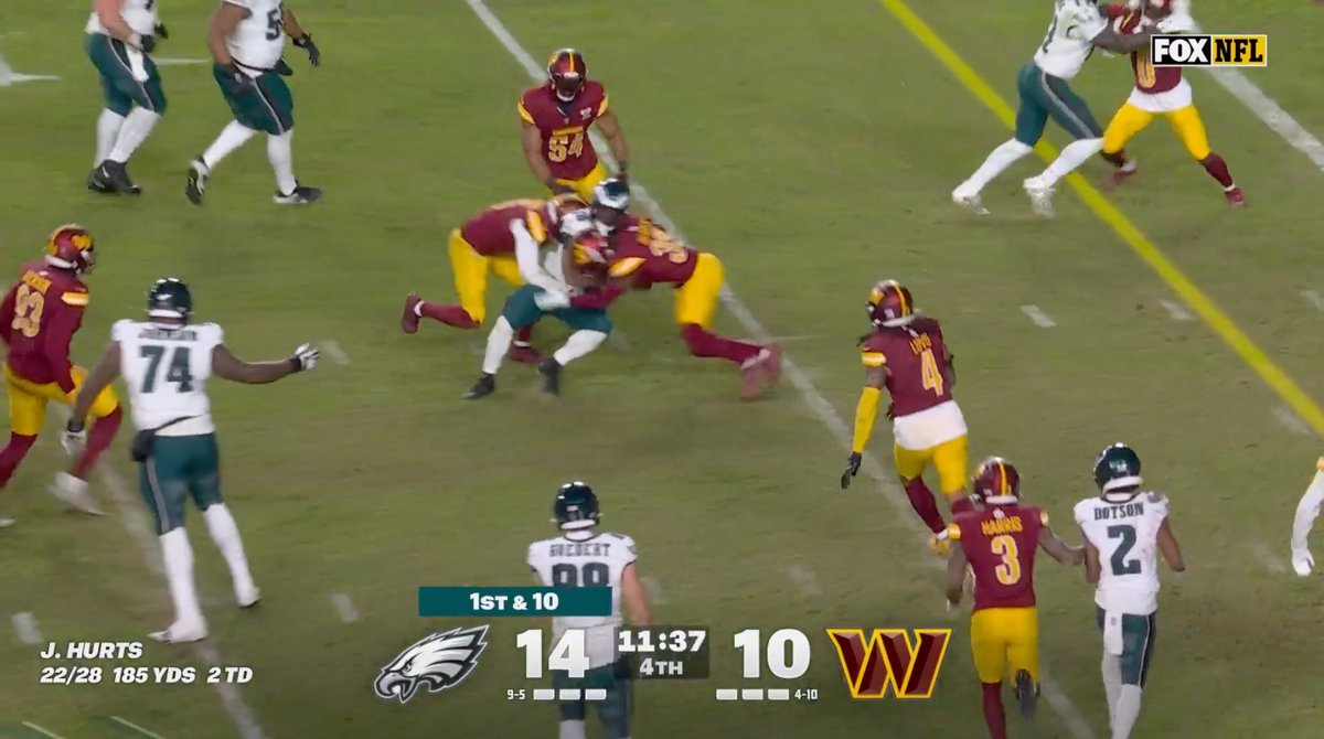 NFLMemes's tweet image. Saquon Barkley scored a touchdown on this play