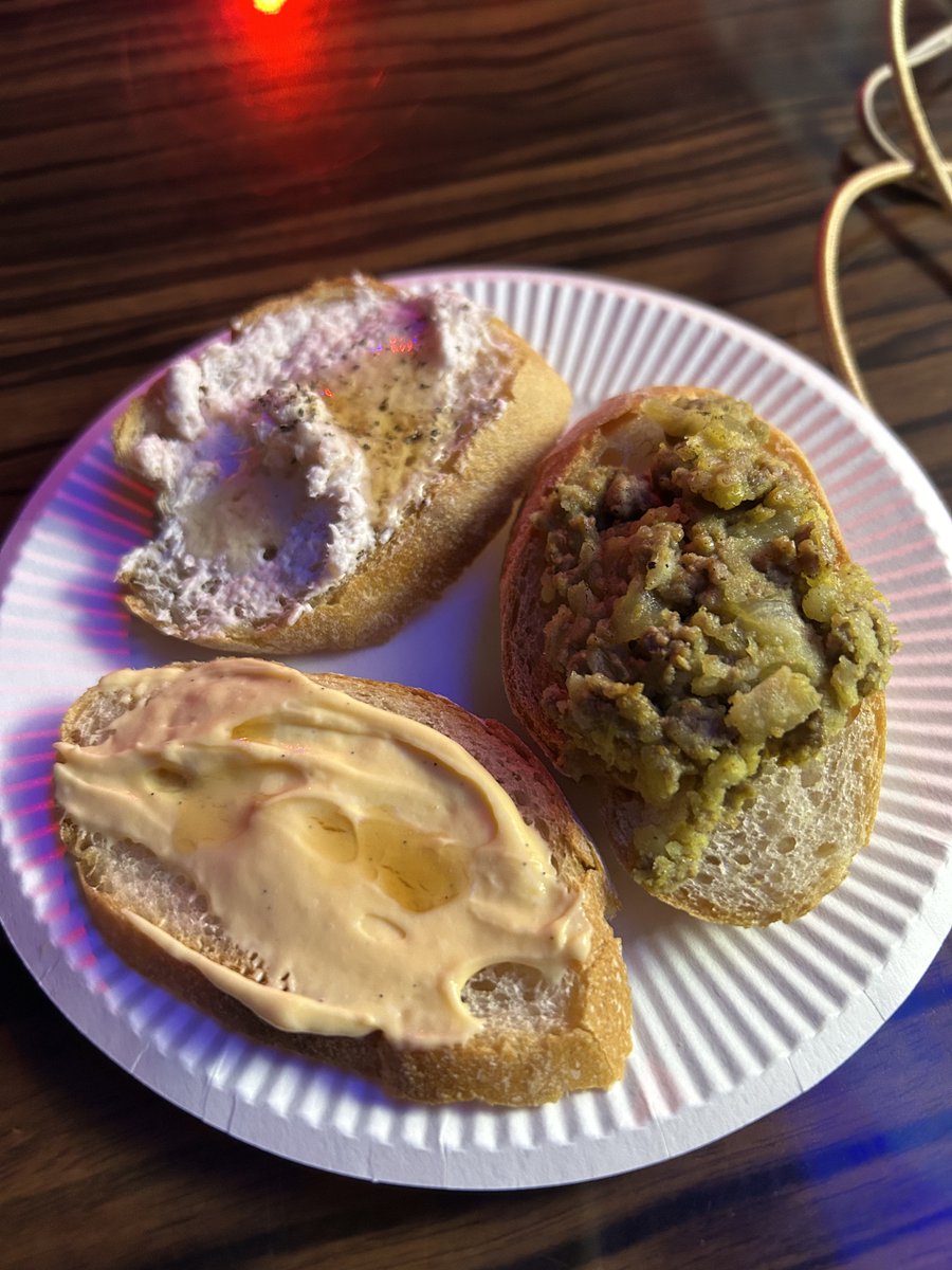 よしを tweet media