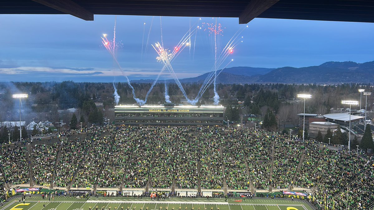 KWVASports's tweet image. Fireworks at Autzen as we’re almost ready to kick off @oregonfootball vs @JMUFootball in this College Football Playoff matchup.
Follow along for updates from @devlinxchrist and @Corin_Bluth and tune in live on 88.1 for @realSaul_Galvan and @BrodyNapier05 

kwvaradio.uoregon.edu:8000/stream/1/