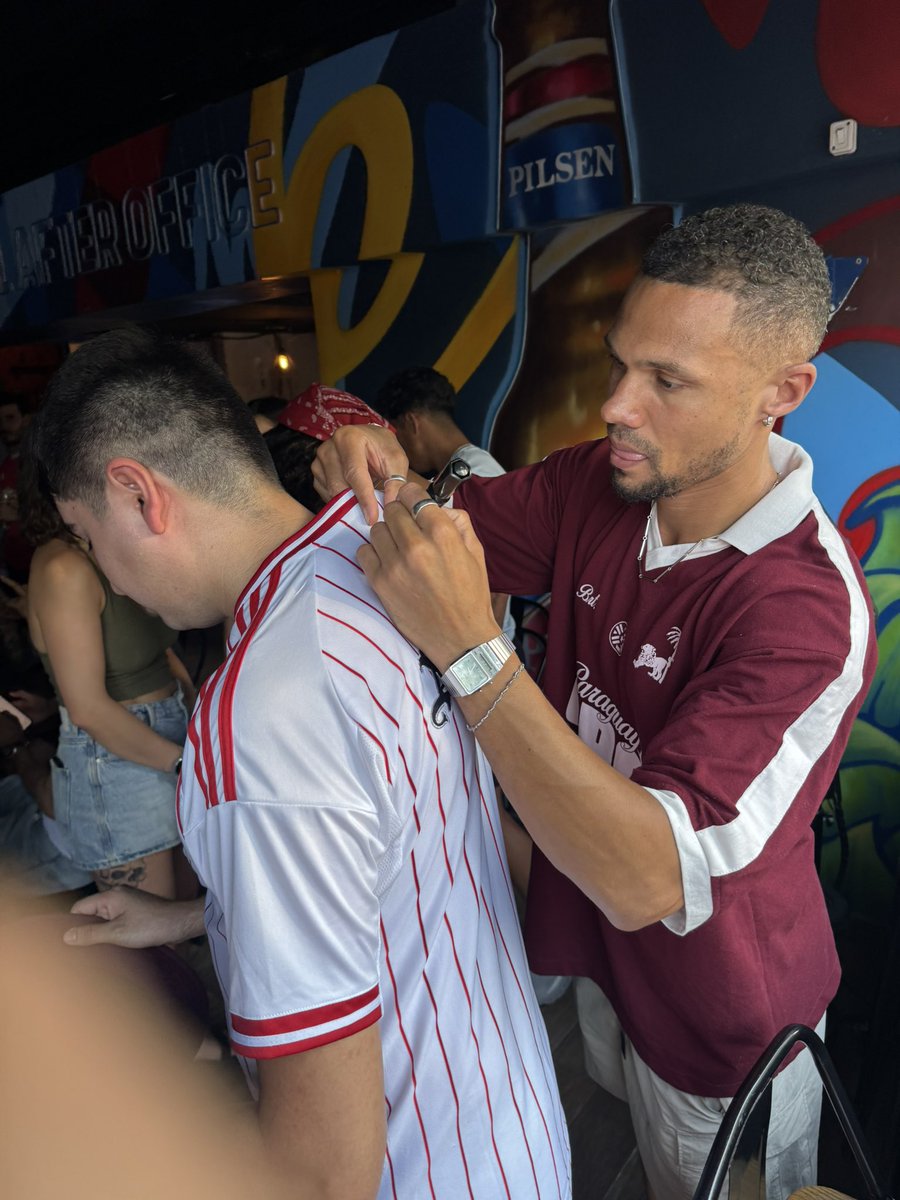 Barras_LATAM's tweet image. 🇵🇾🏴󠁧󠁢󠁥󠁮󠁧󠁿 La peña del Arsenal en PARAGUAY se había reunido el sábado pasado, para ver el partido contra Everton... Y APARECIO KIERAN GIBBS, ex jugador de los Gunners.

¿Que hace en Paraguay? La esposa de Gibbs es Paraguaya, y está en el país para las fiestas.