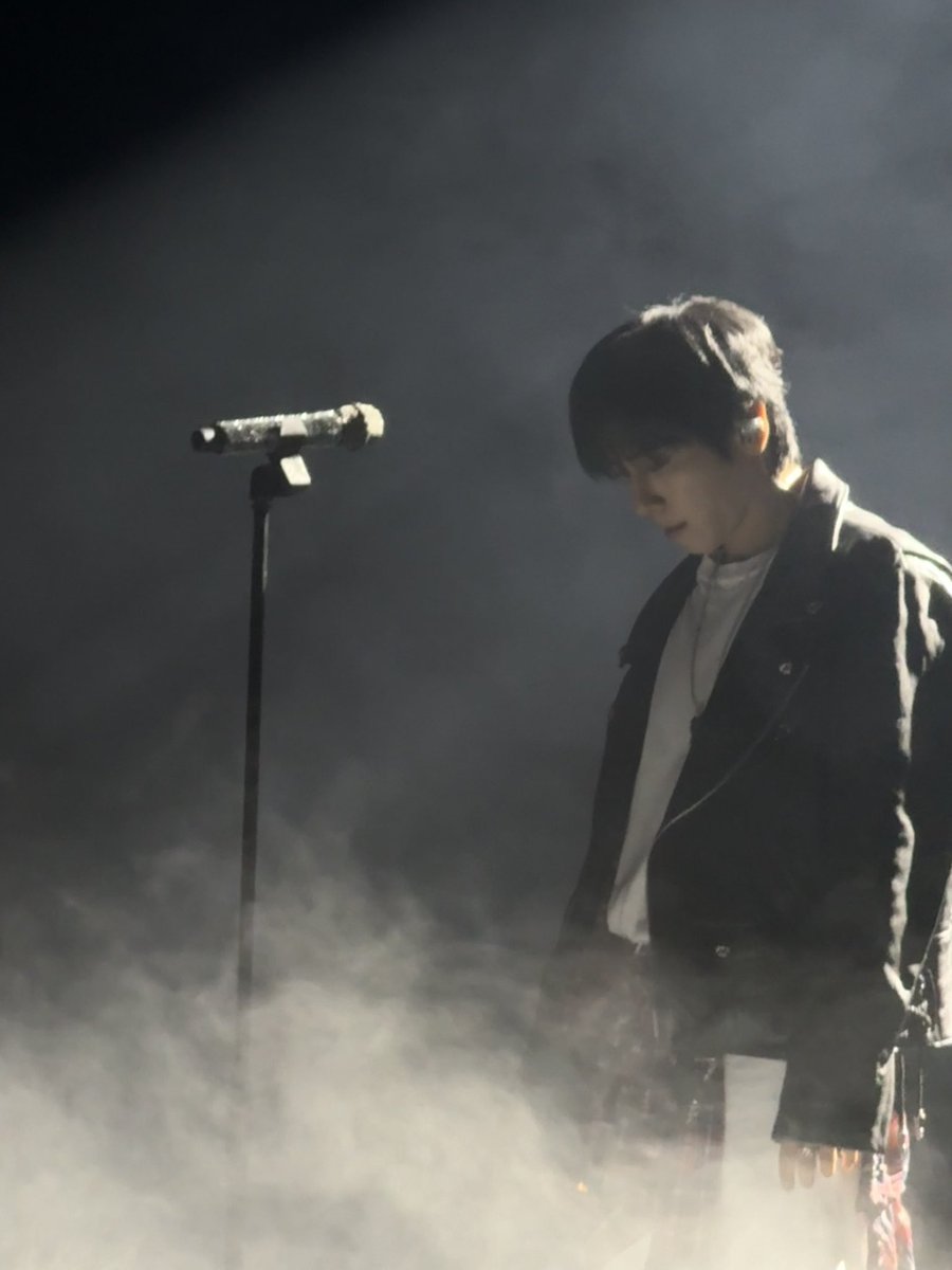 three_sx3's tweet photo. 오랜만에 엄마에서 휀걸로 정용화 보러갔는데 첫 곡부터 눈물이 범벅이 되었다
정용화는 여전히 그대로 있더라. 

그리고 이제 스탠딩은 졸업해야겠 https://t.co/27SL8L14Ze