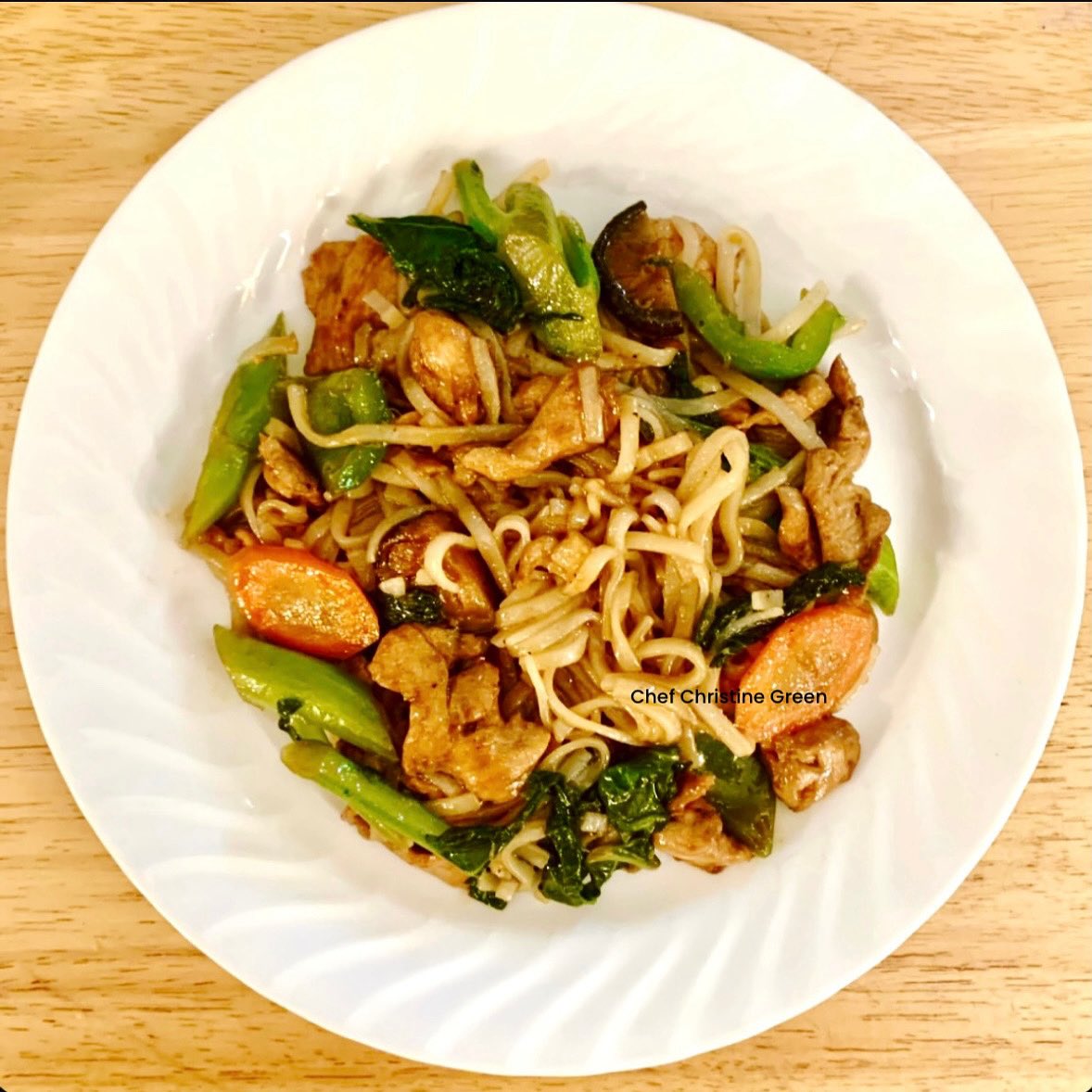 Chynableu's tweet photo. Delicious comfort food … Chicken, Gai Lan and shiitake mushrooms lo mein 🥢 https://t.co/DWdU1X1zQx