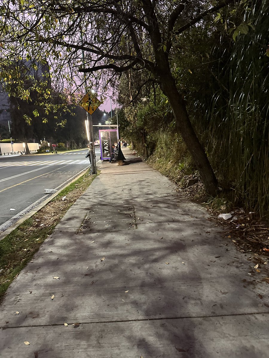 veribomb_b's tweet photo. @CuajimalpaGob @CuajimalpaDGSU  hola , en  vasco de Quiroga en la colonia las tinajas frente al hospital se encuentra muy sucia y con acumulación de basura desde hace varios días.
Les pedimos apoyo con la limpieza y recolección.Gracias.
#Coajimalpa #ServiciosUrbanos #Limpieza https://t.co/38ZVevKOC0