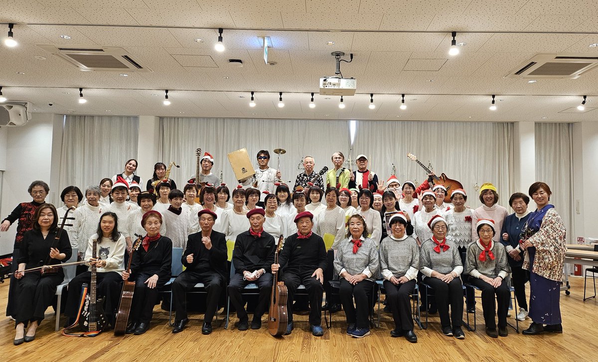 fukuichiba2016's tweet photo. 昨日は「第5回 音楽愛好家のつどい」にあざさシンガーズが出演いたしました。
のべ50人を超える出演者たちが日頃の練習の成果を大勢の前で披露しました✨
皆さんお疲れ様でした!
#音楽愛好家のつどい
#コーラス
#MiiMo
#三宅町 https://t.co/N6ANUnILqZ