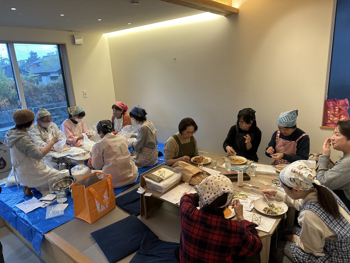 _MuGicafe's tweet image. 昨日はほんぱく開催の日☆
午前の部、午後の部共に満員で合計20名の方々にご参加頂きました♪
「桑名もち小麦パスタ作り」が目的の人もいれば、麦わらで作るオーナメント「ヒンメリ」が目的の方も居て、でも両方楽しんでいただけた様で、嬉しく楽しい時間でした〜