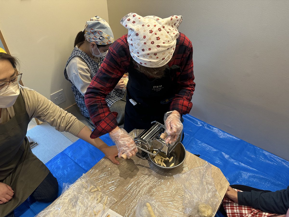 _MuGicafe's tweet image. 昨日はほんぱく開催の日☆
午前の部、午後の部共に満員で合計20名の方々にご参加頂きました♪
「桑名もち小麦パスタ作り」が目的の人もいれば、麦わらで作るオーナメント「ヒンメリ」が目的の方も居て、でも両方楽しんでいただけた様で、嬉しく楽しい時間でした〜