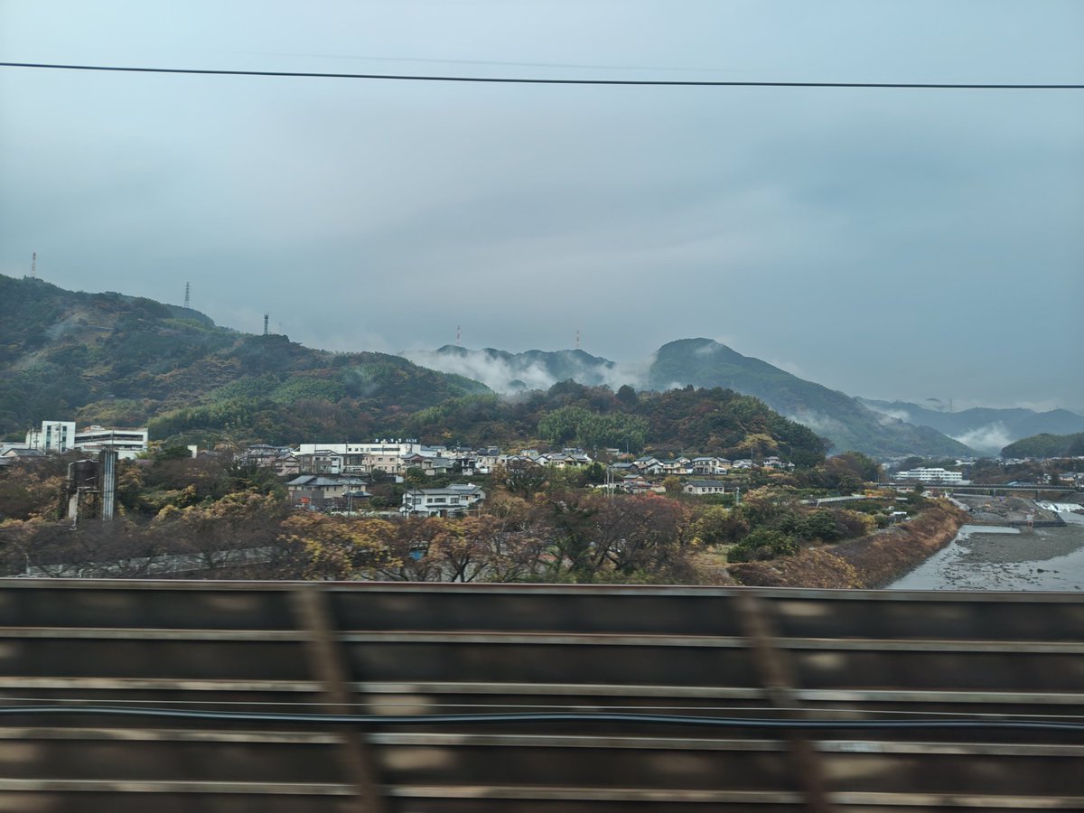 今日は天気良くないので 富士山が見えませんな ただ今日は今日で面白い