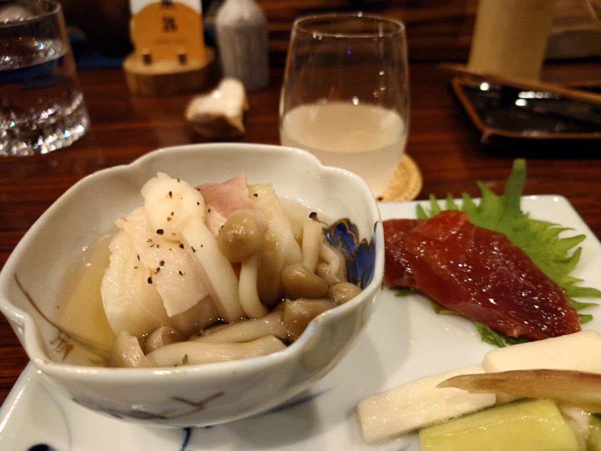 __pen__'s tweet photo. 昨日は、大塚駅北口を案内してもらいながらCAFE&amp;ランチ☕
宇野書店へ移動して大忘年会参加
夜は日本酒のバーへ🍶
皆んなの本や映像のオススメを聞くのも、今年の総括を聞くのも、日本酒の未来ある話を聞くのも、楽しく充実した1日だった https://t.co/8EccIw6hoH