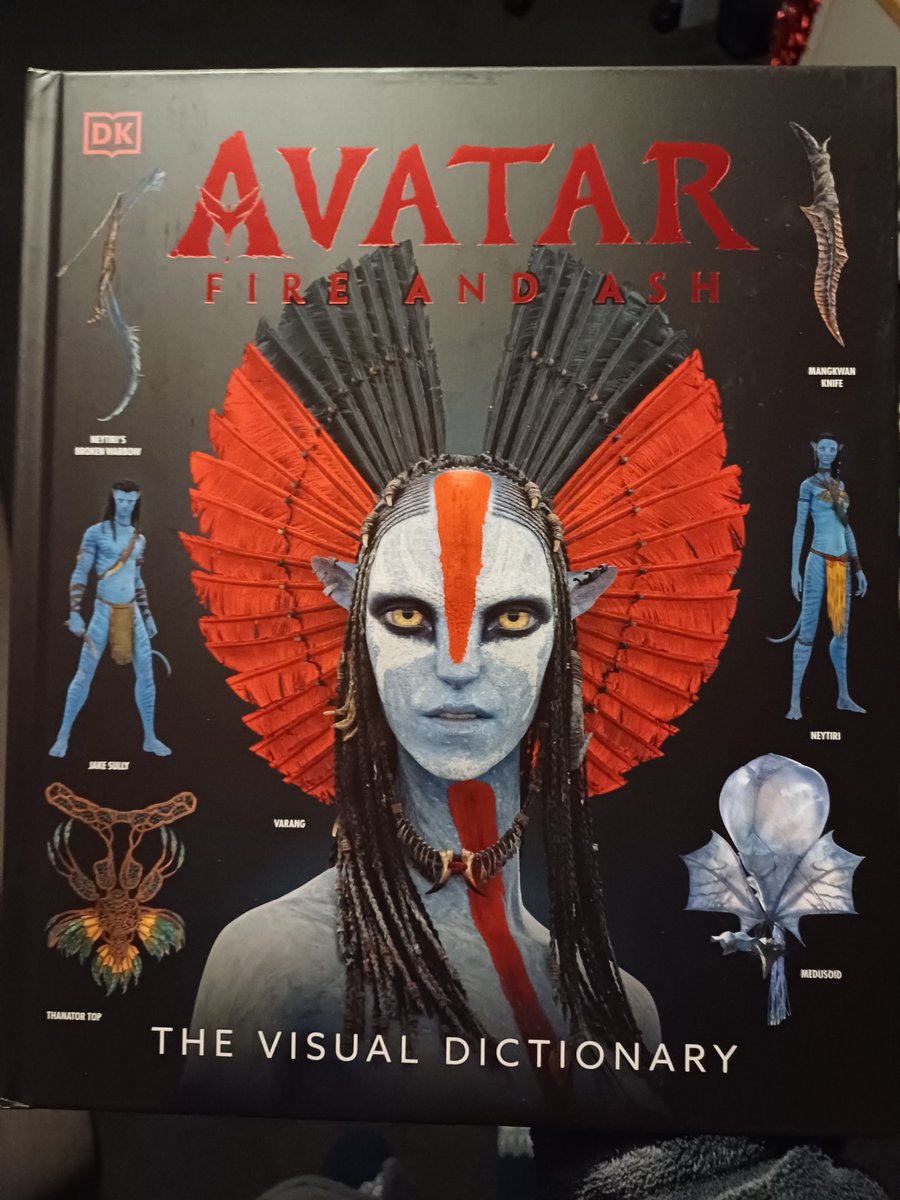 ExploredPandora's tweet photo. I was grateful to get my copy earlier today! A huge thank you to everyone who worked on this as it's clear from looking through so far that so much love and dedication has gone into every page! Irayo to everyone involved!!
#AvatarFireAndAsh #visualdictionary #Avatar https://t.co/jXhzfayvQn