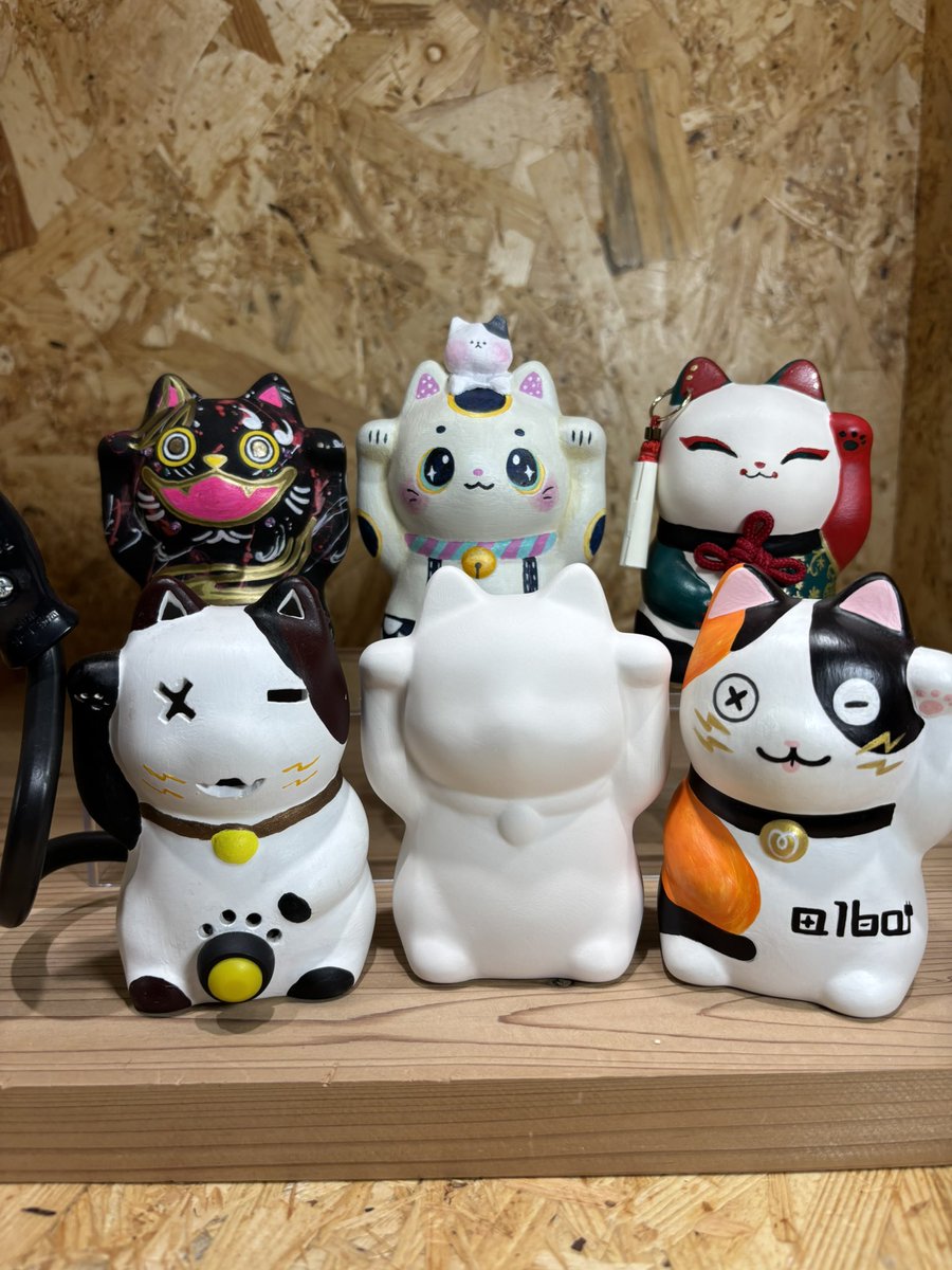alba 本日は10:00 Openです🐈‍⬛ 招き猫100体展のチラシ作成中です