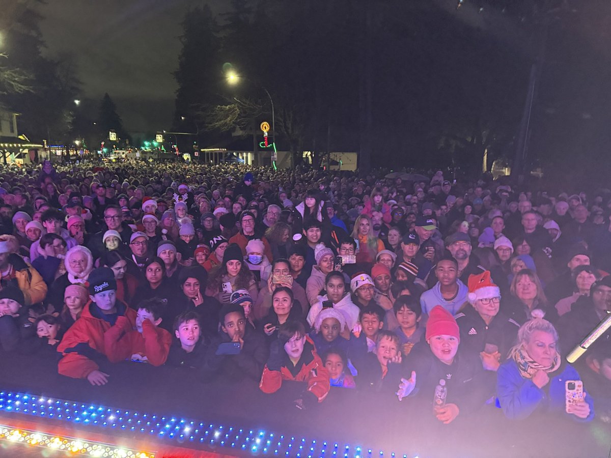 MarcDalton's tweet photo. Biggest crowds I’ve ever seen come to the @cpkcholiday Train. Great weather! Great band! Great Crowds! Great Cause!
#FriendsInNeedFoodBank #PittMeadows #MapleRidge #CPKCholidaytrain https://t.co/7Xy36VRWSL