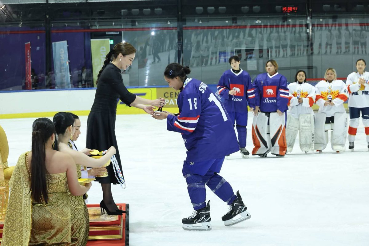 threesixtwoone's tweet image. แม่เซ็นเหรียญให้ด้วย💜
Cr.facebook.com/share/1PCarVL5…
#ICEHOCKEYTHAILAND #ซีเกมส์ครั้งที่33 #พระราชินีสุทิดา #苏提达王后 #QueenSuthida