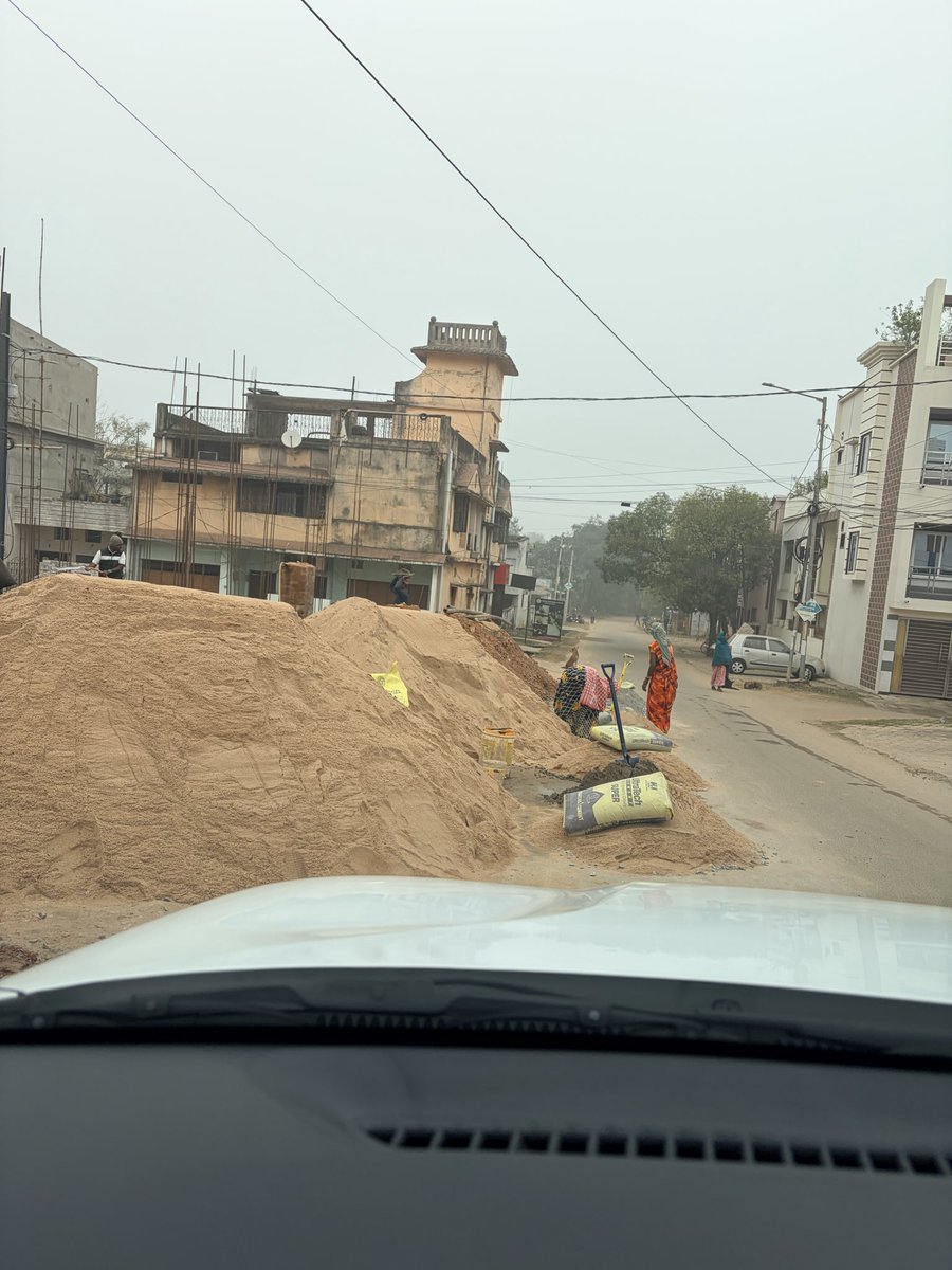 SatwikPradhan1's tweet photo. Illegal road obstruction in Koelnagar D Block
Please take immediate action @RourkelaMC @sprourkela https://t.co/KH1rHzmZXy