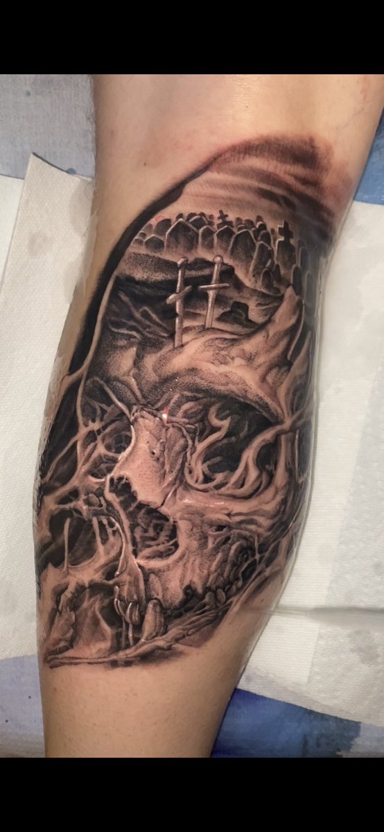 Jowmetax's tweet image. COME GET TATTOOED

Freehanded this skull graveyard morph. It’s technically called “DOUBLE EXPOSURE” but I like the way morph sounds 😂 

He has some swords stuck in his forehead too 💀 

Done in 1 session 4.5hrs

Dogs get family prices. Let’s get it