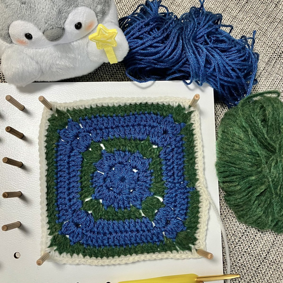 21日目『ぬくぬく』 ぬくぬくと聞きやって来たコウペンちゃん #かぎ針