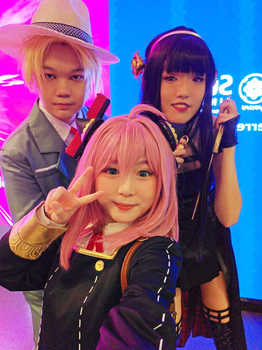 DACaptJules's tweet photo. Finally posting my AFA 2025 Loid Forger cosplay! First time back in cosplay in years, so much fun, met so many cool people, will do this more again!
1st image by ericleeinsg (IG)
3rd with ivoryvt_shizukacos (IG) / @IvoryVT_, vivihime7 (IG)
4th with kingarcher, robynwillwin (IG) https://t.co/6uwDC6j61m