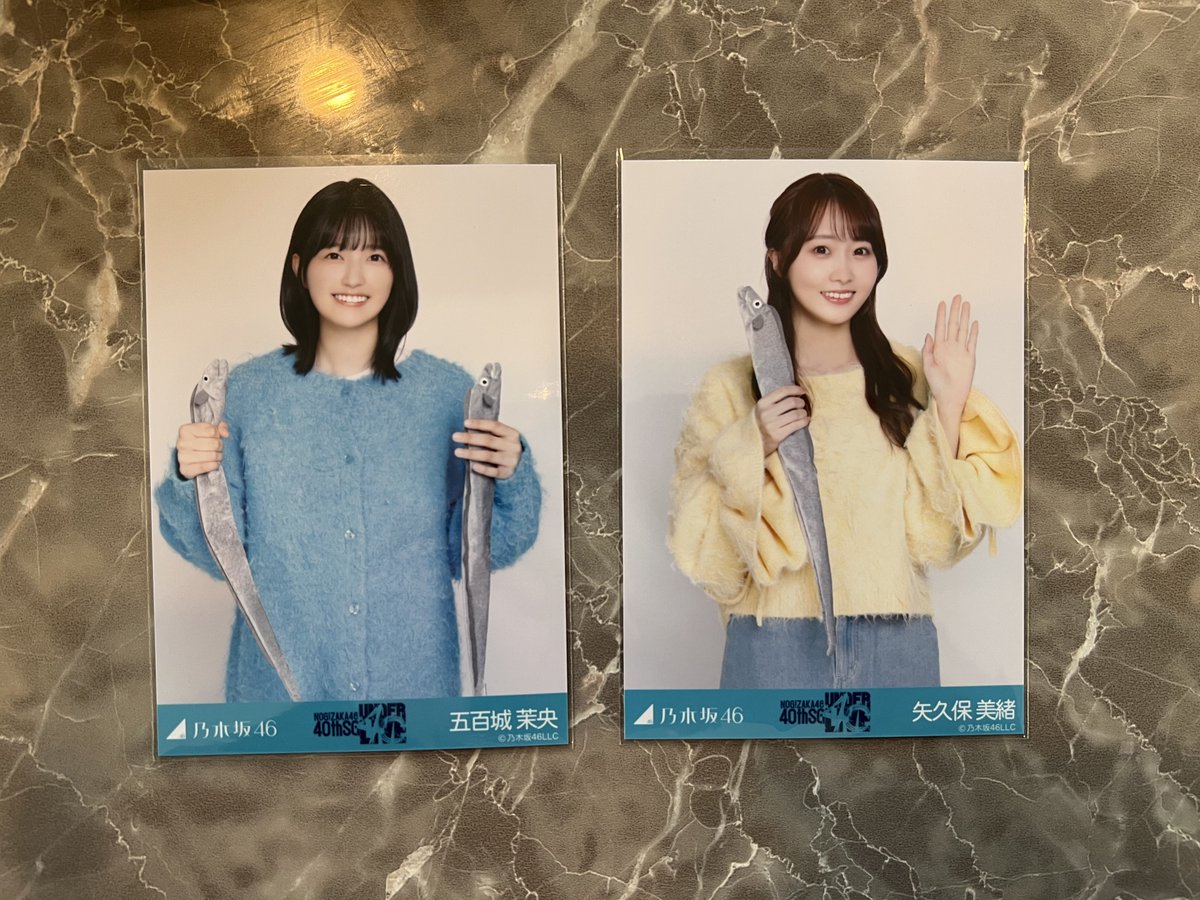 ニット×ロングデニムスカートの五百城茉央さんと矢久保美緒さんの