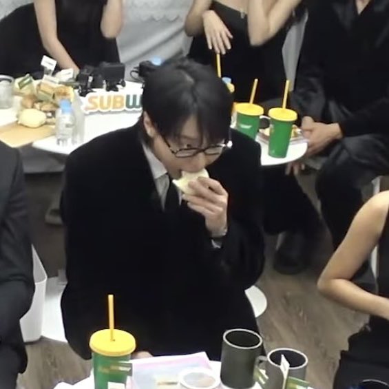 v5okeh's tweet image. 잠입수사하는 형사미있다