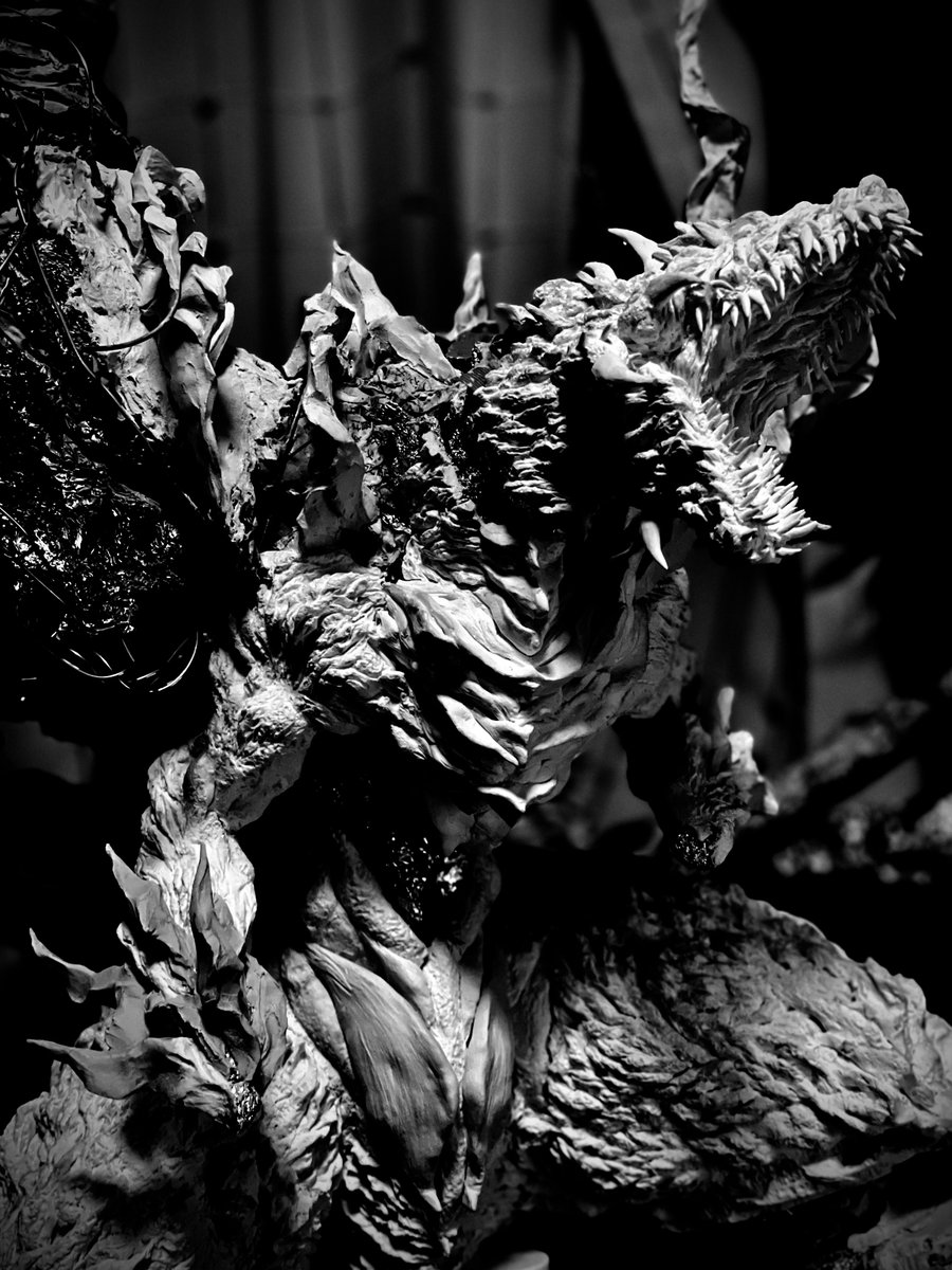 sculptureshadow's tweet photo. SUPERNOVAのスペースゴジラのデザインが気になつつ造形してるスペースゴジラ https://t.co/24Sa9kwc8e