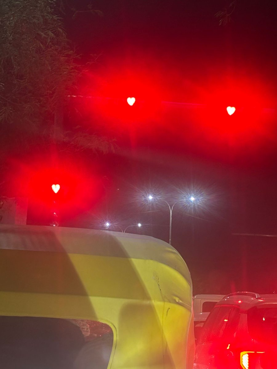 gauravkheterpal's tweet image. Roads full of potholes.
Safety systems outdated.
Thousands of lives lost in road accidents.
But hey — the red light now has a❤️.
Totally worth the crores of taxpayer money spent. 👏
That's the India I'm proud of!🇮🇳

Other countries spend millions to make roads safer by installing…