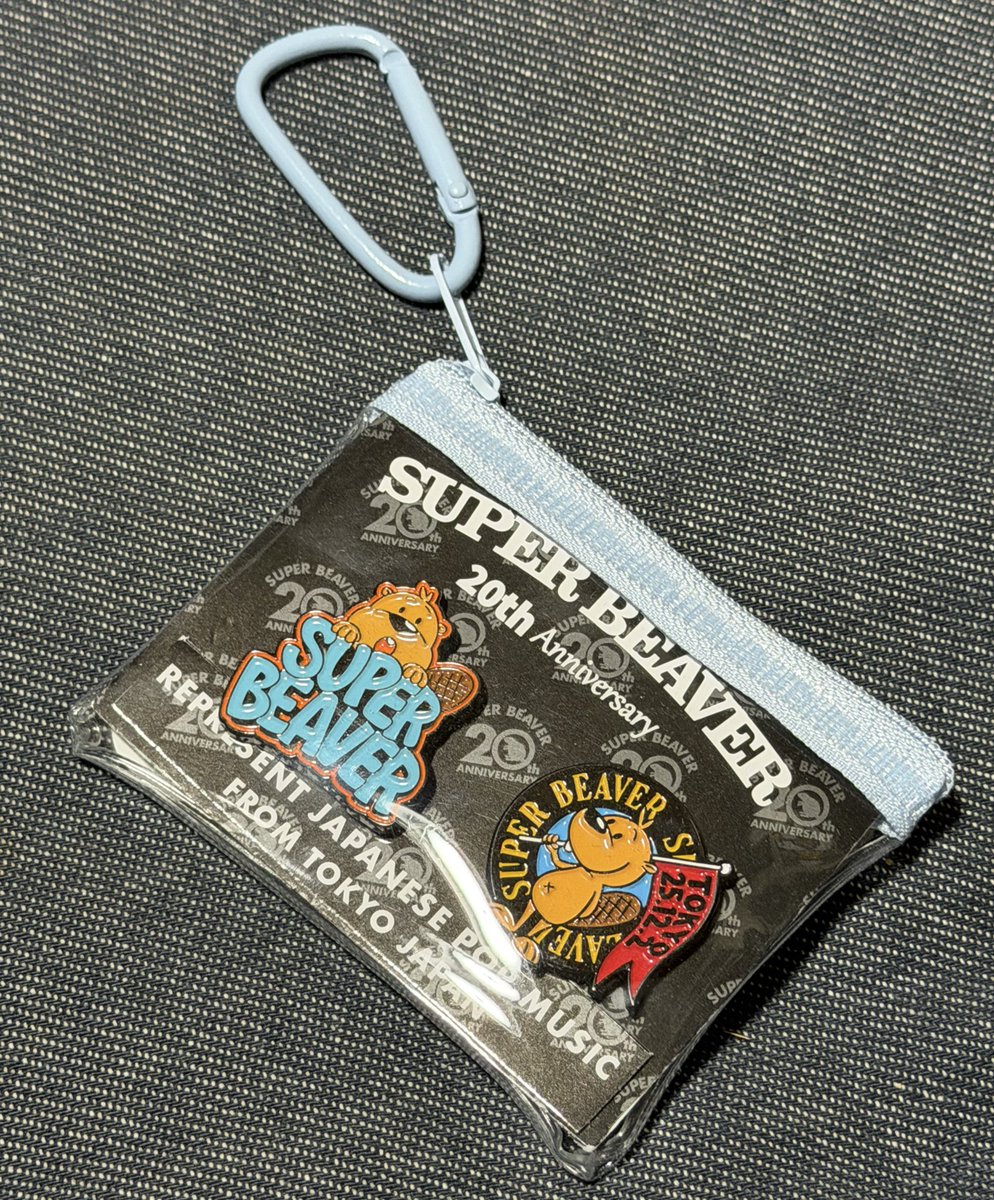 ピンバッジを2つ付けたいと考えた結果。 裏側にも 缶バッジと