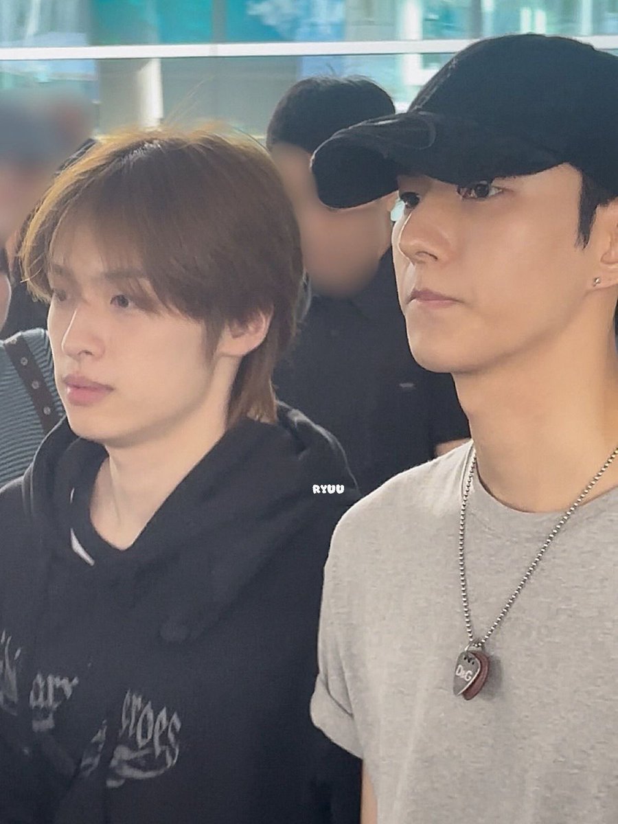 분명싸웠는데
동거중이고 같은차타고와서
일단 같은차타고집에가야하는상황