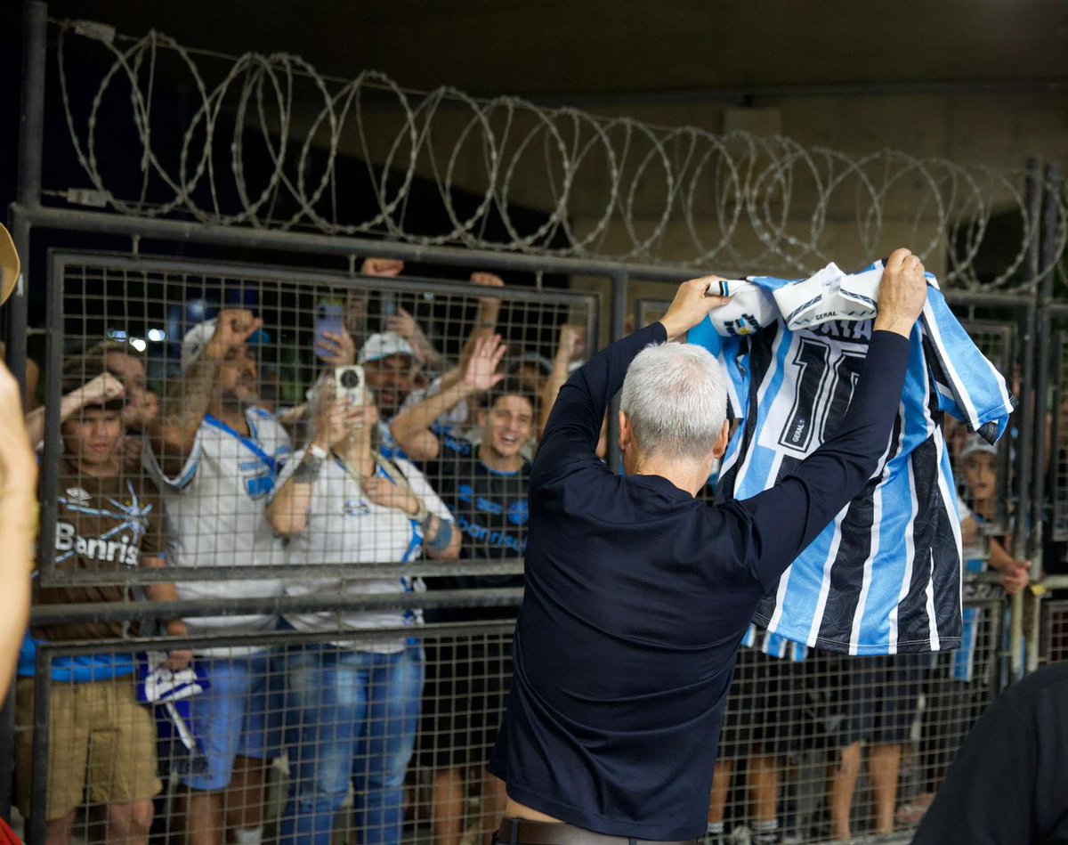 Gremio's tweet photo. LUÍS CASTRO ESTÁ EM CASA 🇪🇪 Com alento e apoio, recebemos na madrugada deste domingo o nosso novo treinador. Seja bem-vindo, Mister! Estaremos juntos, para o que der e vier!

📸 Pedro Tesch 

Leia em https://t.co/K8kaQeQfAZ https://t.co/tA5NGZx2Dp