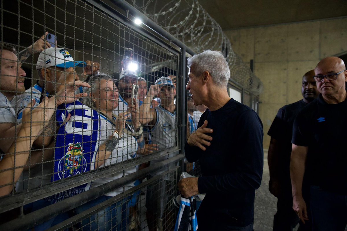 Gremio's tweet photo. LUÍS CASTRO ESTÁ EM CASA 🇪🇪 Com alento e apoio, recebemos na madrugada deste domingo o nosso novo treinador. Seja bem-vindo, Mister! Estaremos juntos, para o que der e vier!

📸 Pedro Tesch 

Leia em https://t.co/K8kaQeQfAZ https://t.co/tA5NGZx2Dp