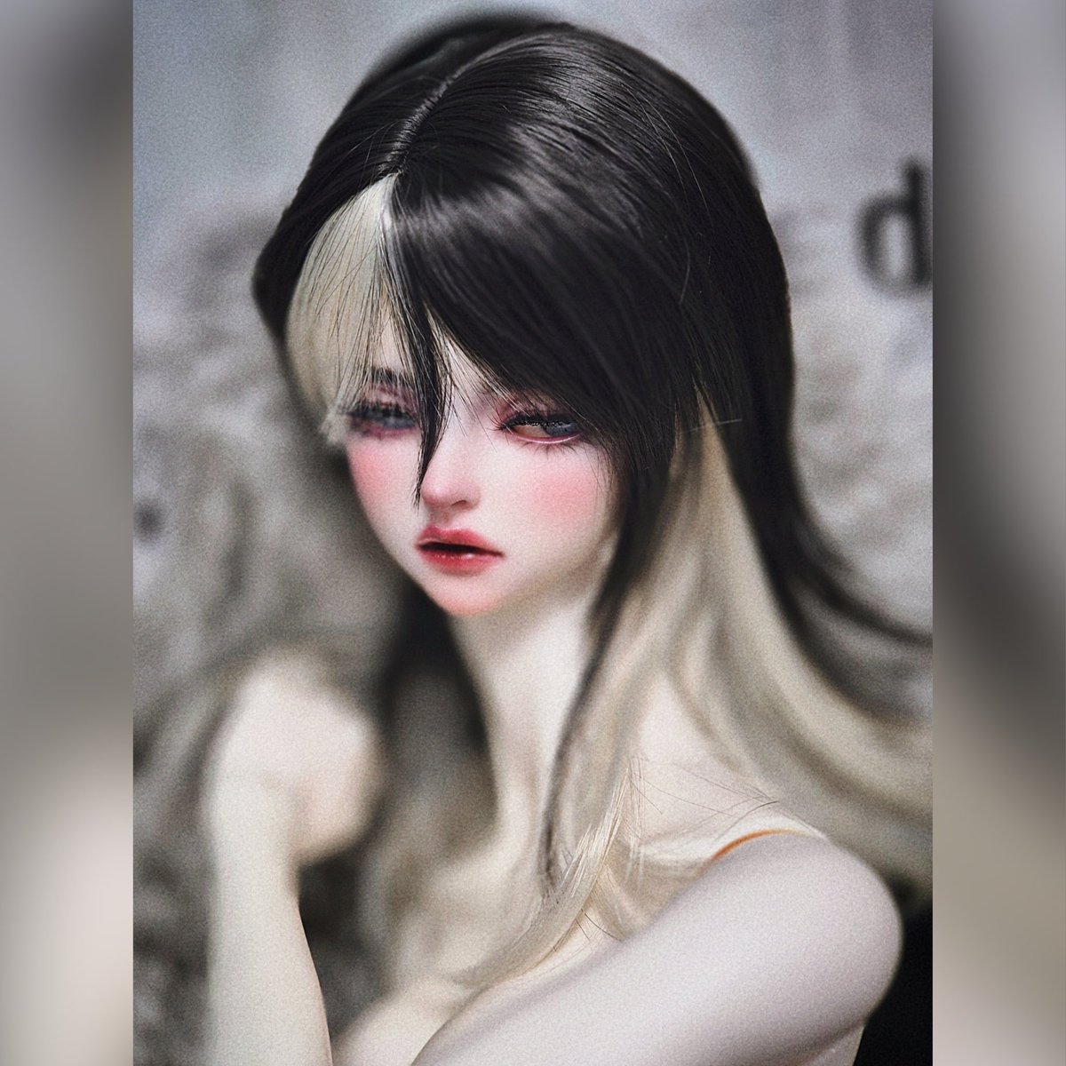 1년 만에 프로젝트돌 다녀왔다. 백 번째 쯤에 입장했으나 갖고 싶은 물건이 없었기에 모 부스의 복권(꽝이었다.)만 받고 말았었다. 친구와 손 붙잡고 다니다가 중고 물건 부스에서 뇨냐에게 어울릴만한 가발을 찾았기에 구매를 권했었다. 과연 뇨냐에게 씌워보니 제 것이더라. 5천 원의 행복이었던.