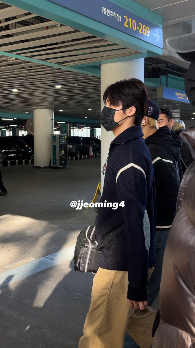 jjeoming4's tweet photo. 251221 ICN 입국

머리 붕 뜨고 신발 구겨신음.. ㅠ
#박정우 
#パクジョンウ
#PARKJEONGWOO 
#트레저 #TREASURE https://t.co/CMzfX9rjzn