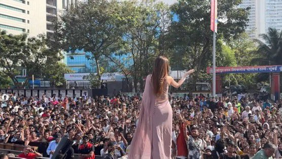 such an iconic image 💕 she deserves to experience all this love esp after being mislead everyday in that house - she’s been so loved since day 1 and she’ll stay being loved and adored 🥺🫶🏼
#FarrhanaBhatt