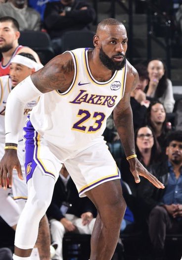 LEBRON JAMES OVER THE LAST FIVE GAMES:

27.6 PPG
7.2 RPG
6.2 APG
1.2 SPG
1.2 BPG
53.8% FG
35.4 MPG