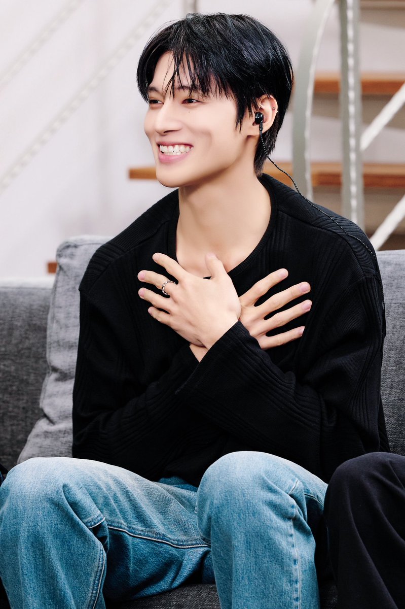 WOOYOUNG covering his chest when he's shy ❤️