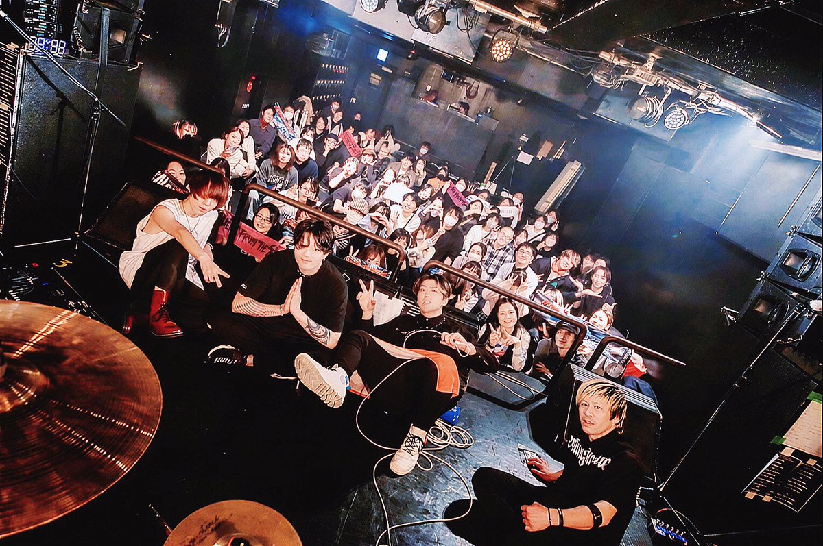 seshirox_sfts's tweet photo. うーん、何から話せばいいか、、、

とにかく昨晩は最高の夜をありがとうございました！

アレコレ考えるのは得意なんですけどまとめるのが下手なもんで、
最後は「要するに最高だった」ってなっちゃうんですけど、少しだけ

なんか、昨日のライブは、、、、みんなに見守られているような感じだった

それはとても心地よくて有り難いことで、その中で���俺としては今自分の持てる「最高」を届けるってことだけを考えてLIVEした

Blue Echoでのペンラを皆がサプライズでしてくれたときは、ちょっと動揺して間違えそうになった
キヨくんも危なかったらしい

これはMCで言い���ねたのだけど、途中からみんなのペンラの振りが大勢の指揮者たちのように見えて、「お、おれは歌わされている・・・！？」ってなって頭バグりかけました

ニクい演出をありがとうでした

15年いろいろありましたし、ワンマンをいつかやりたかった新木場コーストはなくなっちゃったし、思うようにはこれなかったかもしれないけれど、1400万通りの未来の中から、昨日の夜にたどり着けて間違いなく良かった

受けた愛は音楽で返す

守りたいと思ってもらえる場所を俺自身が守る

これが昨日のステージに立って、「Complete Me」を歌ってみて、
リロードした俺の「想い」です

あと私事なのですが、自分の拙い歌をなんとか人様に聴かせられるように20年来もがいてきましたが、昨日という夜に、「過去一」を届けることが、実はなんと出来て��まいました

今までのどんなLIVEよりも、自分の中では出し��ることが出来たし、新しい領域に足を踏み入れることができました

本番前にLIVEを楽しみにしてくれている皆の声をステージ裏で聴いていました

絶対にこいつらを楽しませたるんやっていうことだけ考えていました

その中で、自分にもご褒美がもらえたような気持ちになれて、またもう少し歌い続けたいと思えたそんな夜になった

感謝するぜ、お前たちと出会えた15年のすべてに🤜💥🤛

photo by @85ride_kool