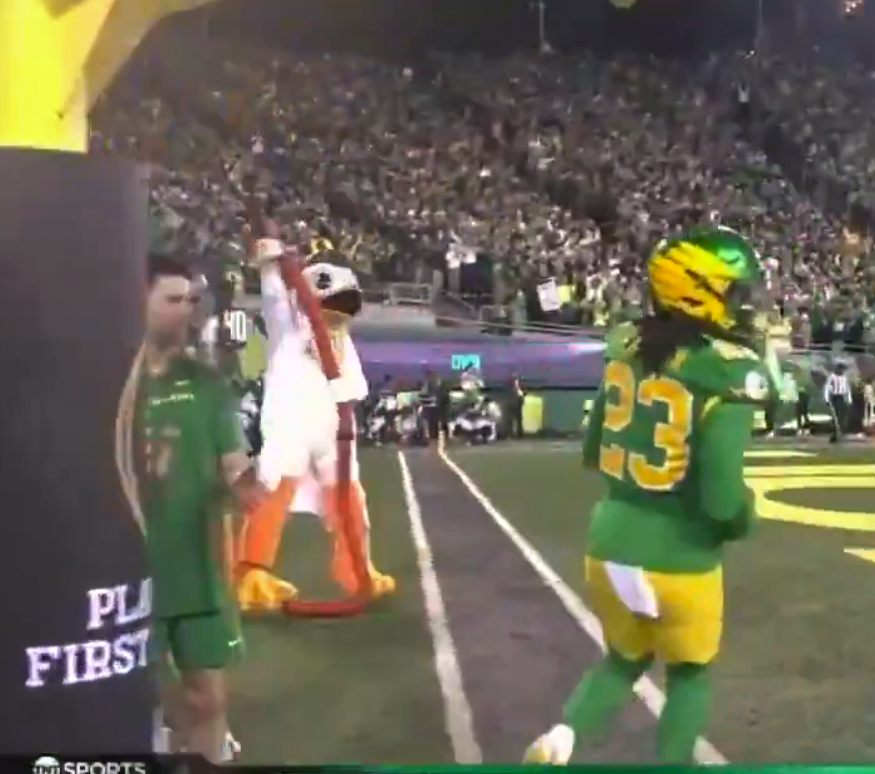 DKSports's tweet photo. It appears the Oregon Duck has gone shirtless https://t.co/YHIEu2y60Y