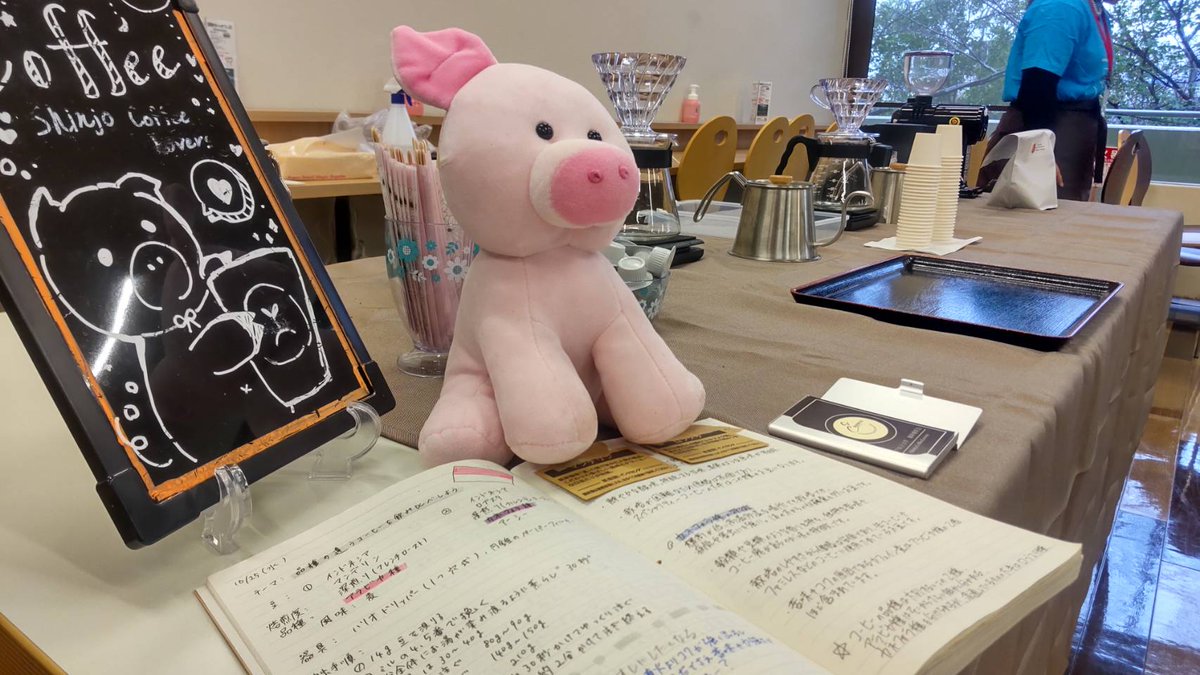 kwu_coffee's tweet photo. 本日オープンキャンパスでコーヒーを提供しています！
『食堂地下1階パン屋の前』で提供していますので、ぜひお越しください☕

1年生がおいしく淹れれるように奮闘中🔥
コーヒーが苦手な方も遊びに来てください！

#神戸女子大学
#珈琲愛好会
#オープンキャンパス https://t.co/Bu726RVJIQ