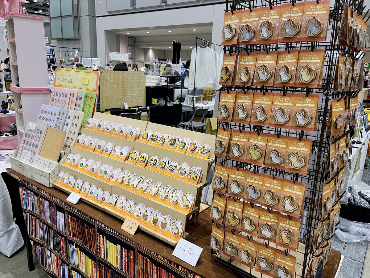 alnyan's tweet photo. 本日ビッグサイトで開催のarteVarie132にてドット絵雑貨を出展しています！（西2ホールW27）
ちょっとしたクリスマスプレゼントにぴったりなのあります🎅🎄#arteVarie https://t.co/nE1ZQRTHOw