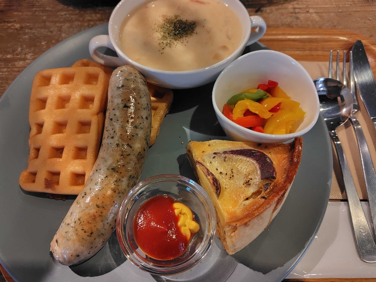 sumi_labo's tweet photo. キラキラ橘商店街にあるすみまめカフェさんにて、ランチプレートをいただきました✨いろいろあってどれから食べるか迷います✨#墨田区 https://t.co/35tVs4YqbP