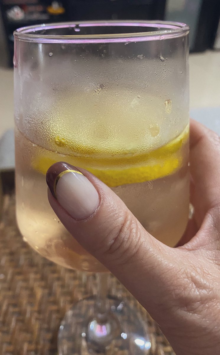 Gancia Hibiscus, tónica y limón.
Salut! 🍹